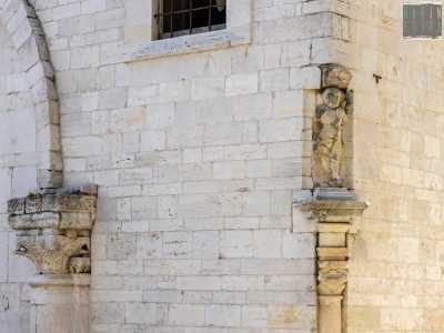 ...e nell�angolo destro una statuetta di �Cristo pietra angolare� sorretta da una colonnina
